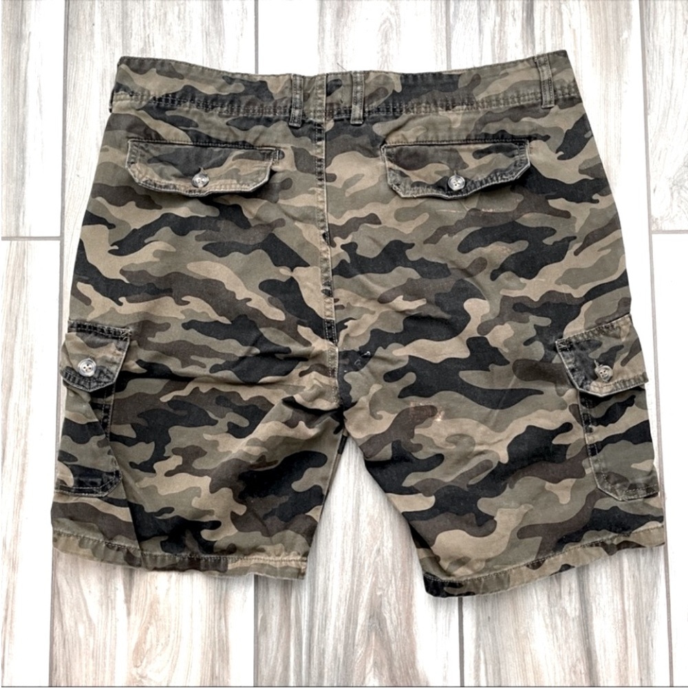 Black and Green Cargo Shorts with Relaxed Fit - Picture 3 of 10